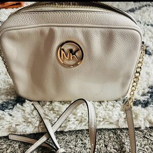 White Michael kors crossbody